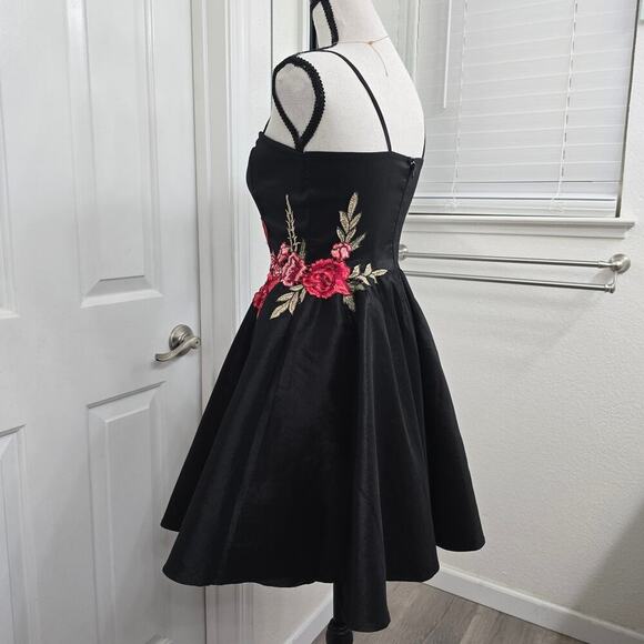 Black Mini Dress Sz S Sweetheart Embroided Rose Applique Strappy Whimsigoth Y2K - Picture 3 of 11